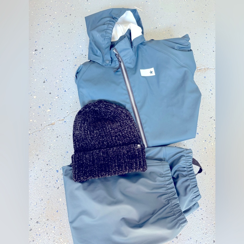 Molo matching set, weatherproof jacket and pants plus a bonus hat!